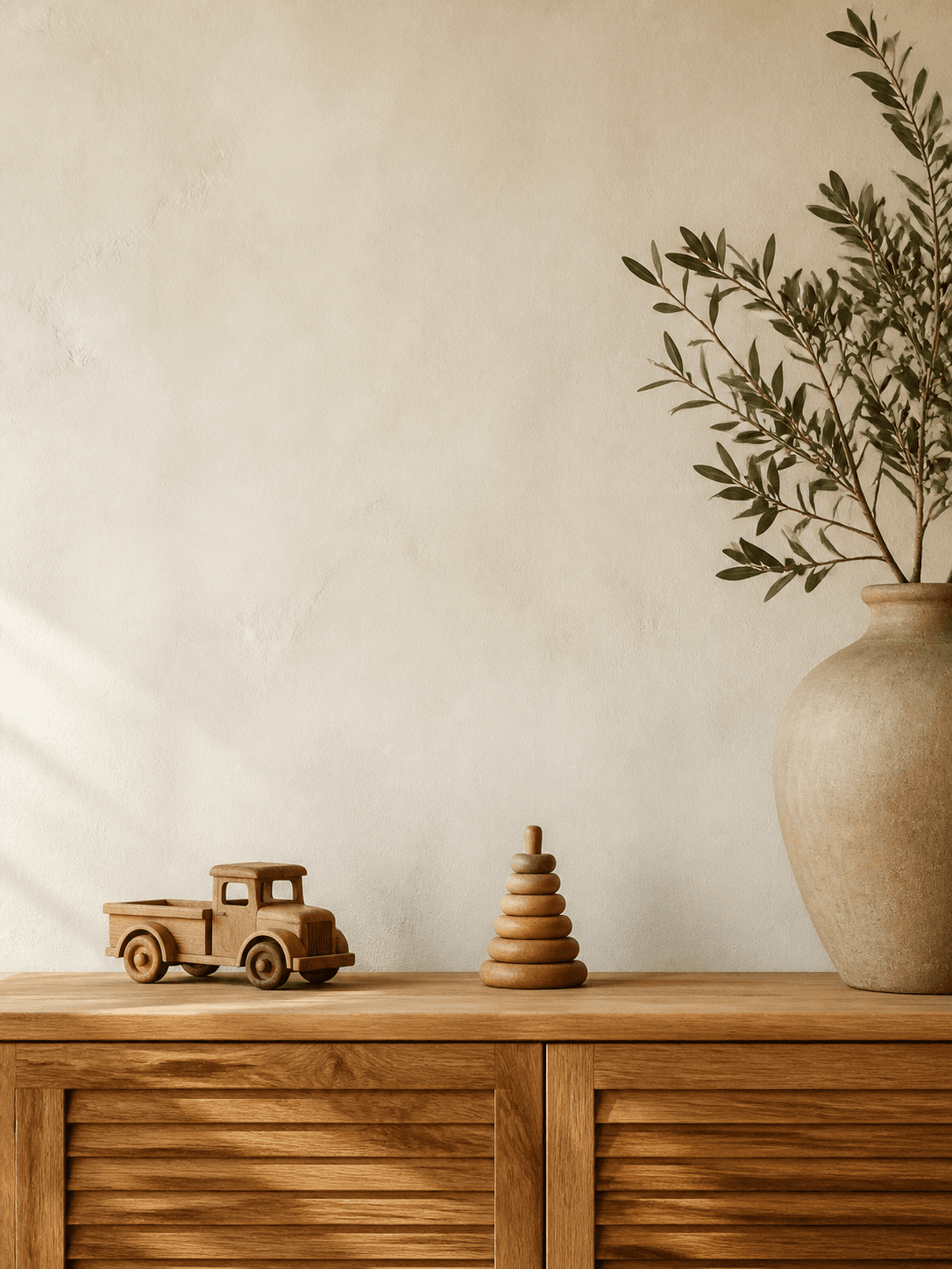Mueble de madera con juguetes artesanales y un florero